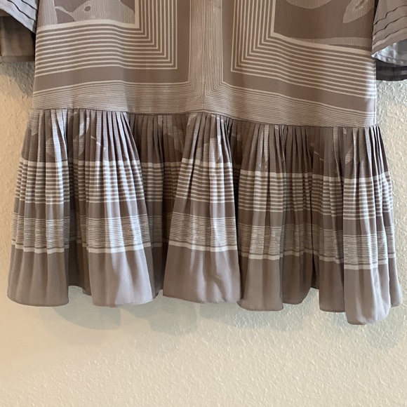 Halston Heritage Dk Grey& Lt Grey printed V- neck drop waist dress. Size XS. New - Picture 6 of 10